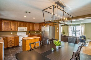 Your Perfect Blend Of Views, Hot Tub, And Fun! 3 Bedroom Home by RedAw