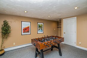 Your Perfect Blend Of Views, Hot Tub, And Fun! 3 Bedroom Home by RedAw