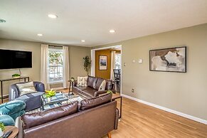 Your Perfect Blend Of Views, Hot Tub, And Fun! 3 Bedroom Home by RedAw