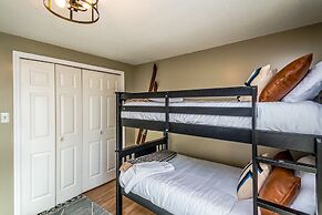 Your Perfect Blend Of Views, Hot Tub, And Fun! 3 Bedroom Home by RedAw
