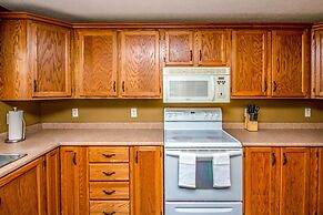 Your Perfect Blend Of Views, Hot Tub, And Fun! 3 Bedroom Home by RedAw
