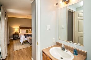 Your Perfect Blend Of Views, Hot Tub, And Fun! 3 Bedroom Home by RedAw