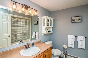 Your Perfect Blend Of Views, Hot Tub, And Fun! 3 Bedroom Home by RedAw