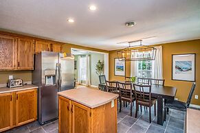 Your Perfect Blend Of Views, Hot Tub, And Fun! 3 Bedroom Home by RedAw