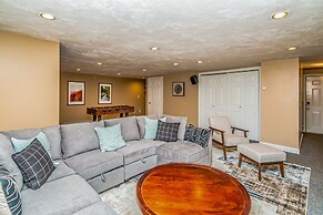 Your Perfect Blend Of Views, Hot Tub, And Fun! 3 Bedroom Home by RedAw