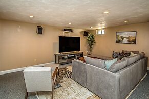 Your Perfect Blend Of Views, Hot Tub, And Fun! 3 Bedroom Home by RedAw
