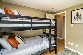 Your Perfect Blend Of Views, Hot Tub, And Fun! 3 Bedroom Home by RedAw