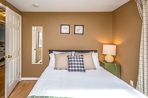 Your Perfect Blend Of Views, Hot Tub, And Fun! 3 Bedroom Home by RedAw