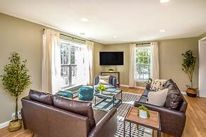 Your Perfect Blend Of Views, Hot Tub, And Fun! 3 Bedroom Home by RedAw
