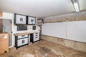 Your Perfect Blend Of Views, Hot Tub, And Fun! 3 Bedroom Home by RedAw