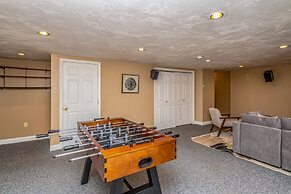 Your Perfect Blend Of Views, Hot Tub, And Fun! 3 Bedroom Home by RedAw