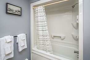 Your Perfect Blend Of Views, Hot Tub, And Fun! 3 Bedroom Home by RedAw