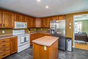 Your Perfect Blend Of Views, Hot Tub, And Fun! 3 Bedroom Home by RedAw