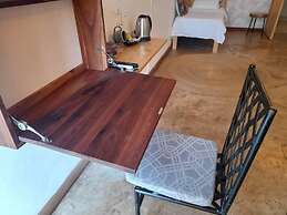 BOULEVARD INN MT MERU