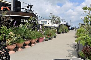 B&B Euphrate Houseboat