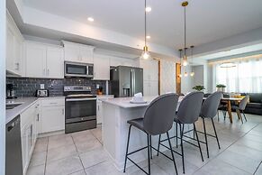 Stylish 2-br Apt Sleeps 7 Near Disney Magic