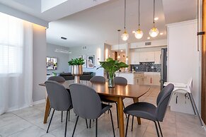 Stylish 2-br Apt Sleeps 7 Near Disney Magic