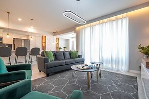 Stylish 2-br Apt Sleeps 7 Near Disney Magic