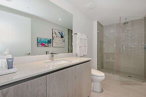 Stunning 25th-Floor Views in Hollywood