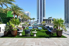 Stunning 25th-Floor Views in Hollywood