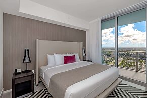 Stunning 25th-Floor Views in Hollywood