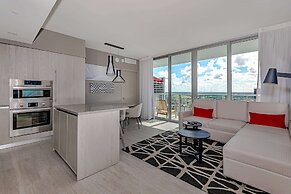 Stunning 25th-Floor Views in Hollywood