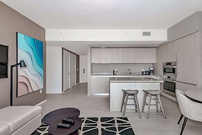 Stunning 25th-Floor Views in Hollywood