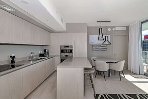 Stunning 25th-Floor Views in Hollywood