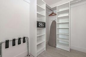 Stunning 25th-Floor Views in Hollywood