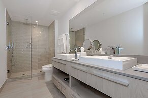 Stunning 25th-Floor Views in Hollywood