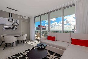 Stunning 25th-Floor Views in Hollywood