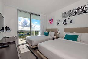 Stunning 25th-Floor Views in Hollywood