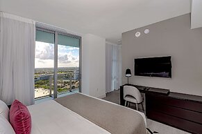 Stunning 25th-Floor Views in Hollywood