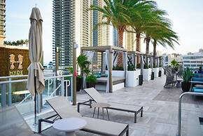 Stunning 25th-Floor Views in Hollywood