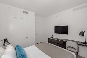 Stunning 25th-Floor Views in Hollywood