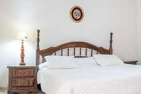 Spacious Cuernavaca House Pool Grill