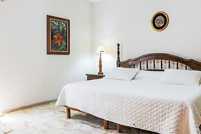 Spacious Cuernavaca House Pool Grill