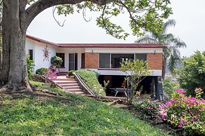 Spacious Cuernavaca House Pool Grill