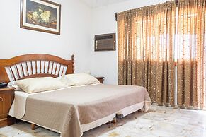 Spacious Cuernavaca House Pool Grill