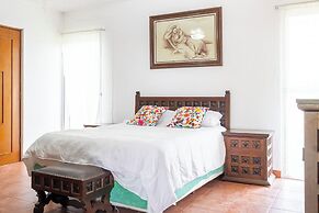 Spacious Cuernavaca House Pool Grill