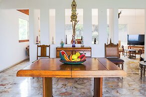 Spacious Cuernavaca House Pool Grill