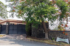 Spacious Cuernavaca House Pool Grill