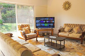 Spacious Cuernavaca House Pool Grill