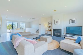 3 Bedroom Condo - Access to Pool Torquay