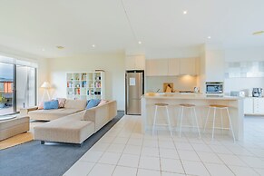 3 Bedroom Condo - Access to Pool Torquay