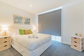 3 Bedroom Condo - Access to Pool Torquay