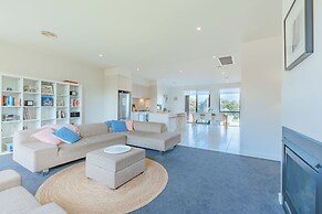 3 Bedroom Condo - Access to Pool Torquay