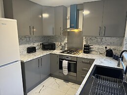 3 Bed-sleeps 5- Garden-pets-parking