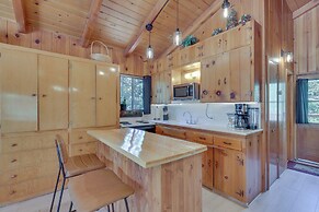 Peaceful Wooden Cabin, 2 Mi to Bass Lake!