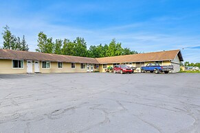 Walk to Parks: Snug Soldotna Sanctuary!